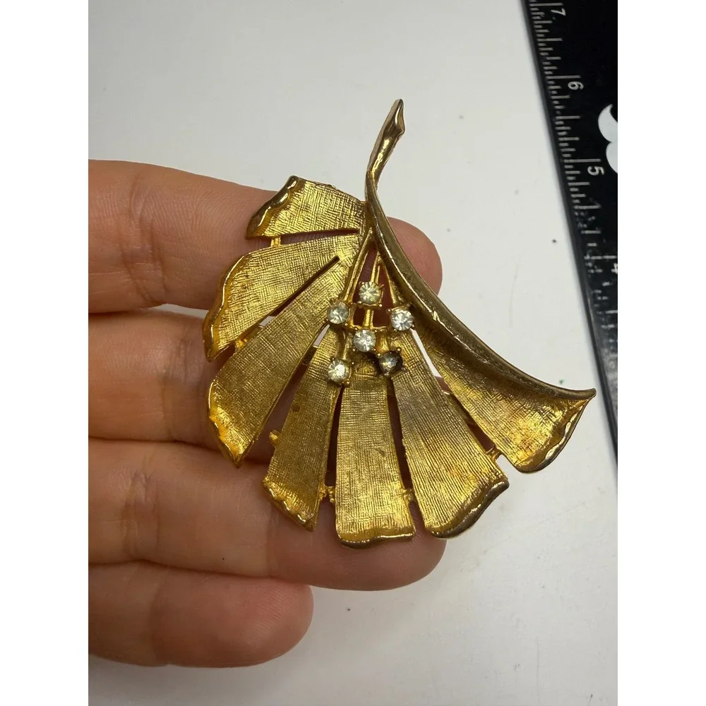 Vintage Gold Tone Textured Leaf Brooch Clear Rhinestone Accent Fan Shape Pin
